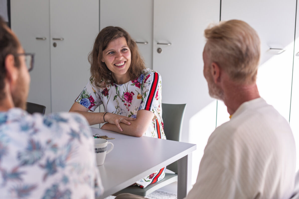 Medewerkers in gesprek met een patiënt op de afdeling Wadis